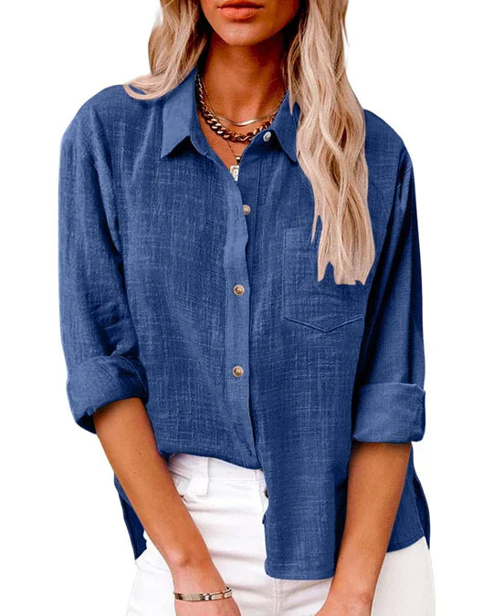 https://cdn.shopify.com/s/files/1/0646/2626/2284/files/Ancelina-_Lang_rmelige_Taschenbluse_Blau.webp?v=1740795484