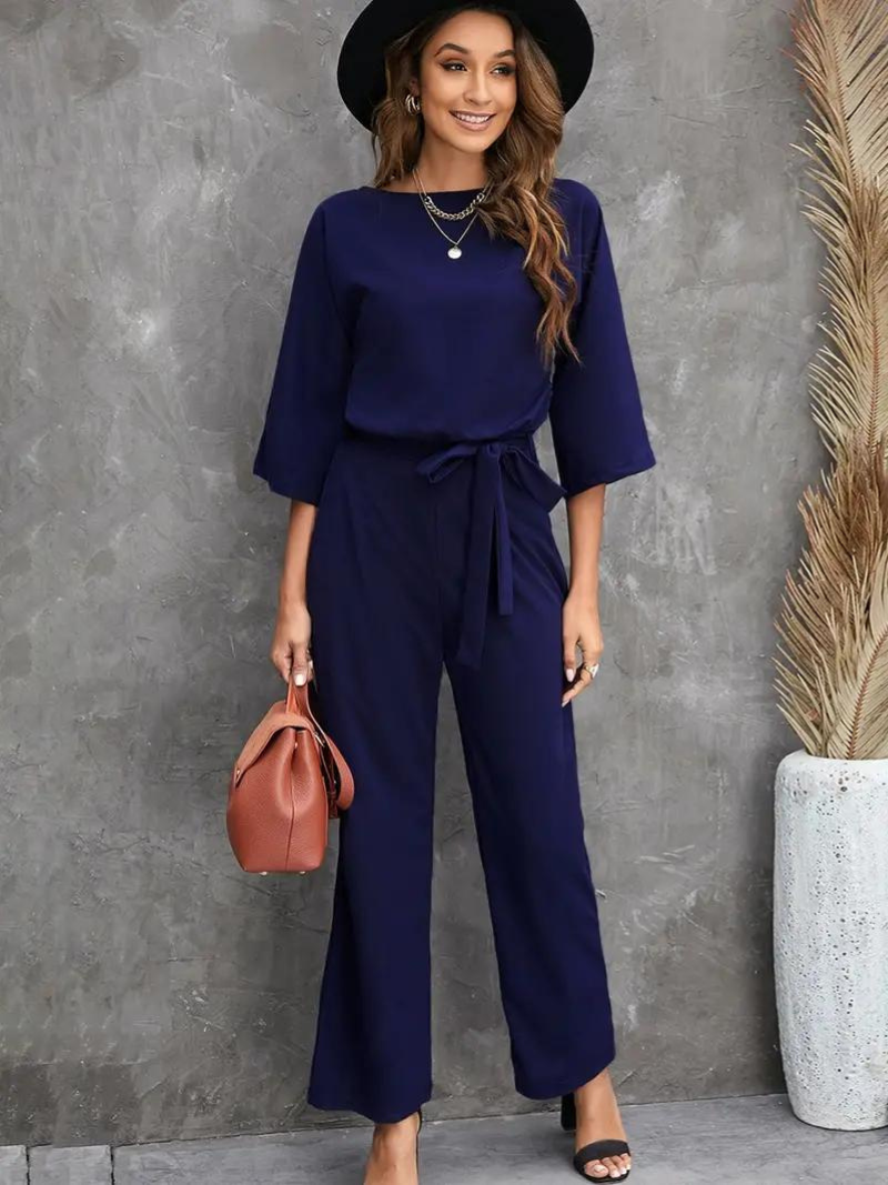 https://cdn.shopify.com/s/files/1/0646/2626/2284/files/Eleganter-Jumpsuit-mit-Gurtel-Dolman-Armel-weites-Bein-Damenbekleidung-Leyna-Moda-10_50431027-2a10-4d17-96f6-00a8f02a9a65.png?v=1740404668