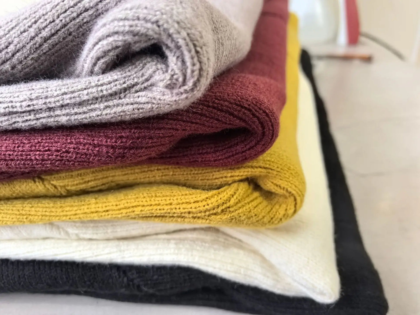 Doris | Damen Kurzstrickjacke mit V-Ausschnitt & Knopfleiste