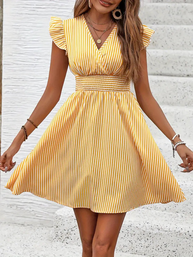 https://cdn.shopify.com/s/files/1/0646/2626/2284/files/Yelena-_Gestreiftes_Kleid_mit_gerafftem_Halsausschnitt_und_geraffter_Taille_Gelb.webp?v=1740748066
