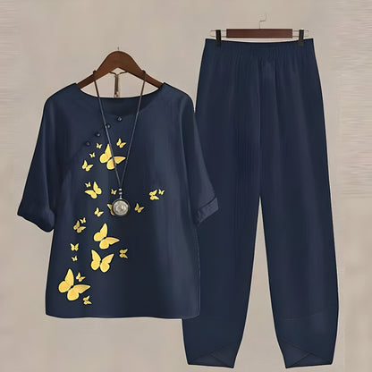 https://cdn.shopify.com/s/files/1/0646/2626/2284/files/Arabela-_L_ssiges_Outfit_Blau.jpg?v=1740784389