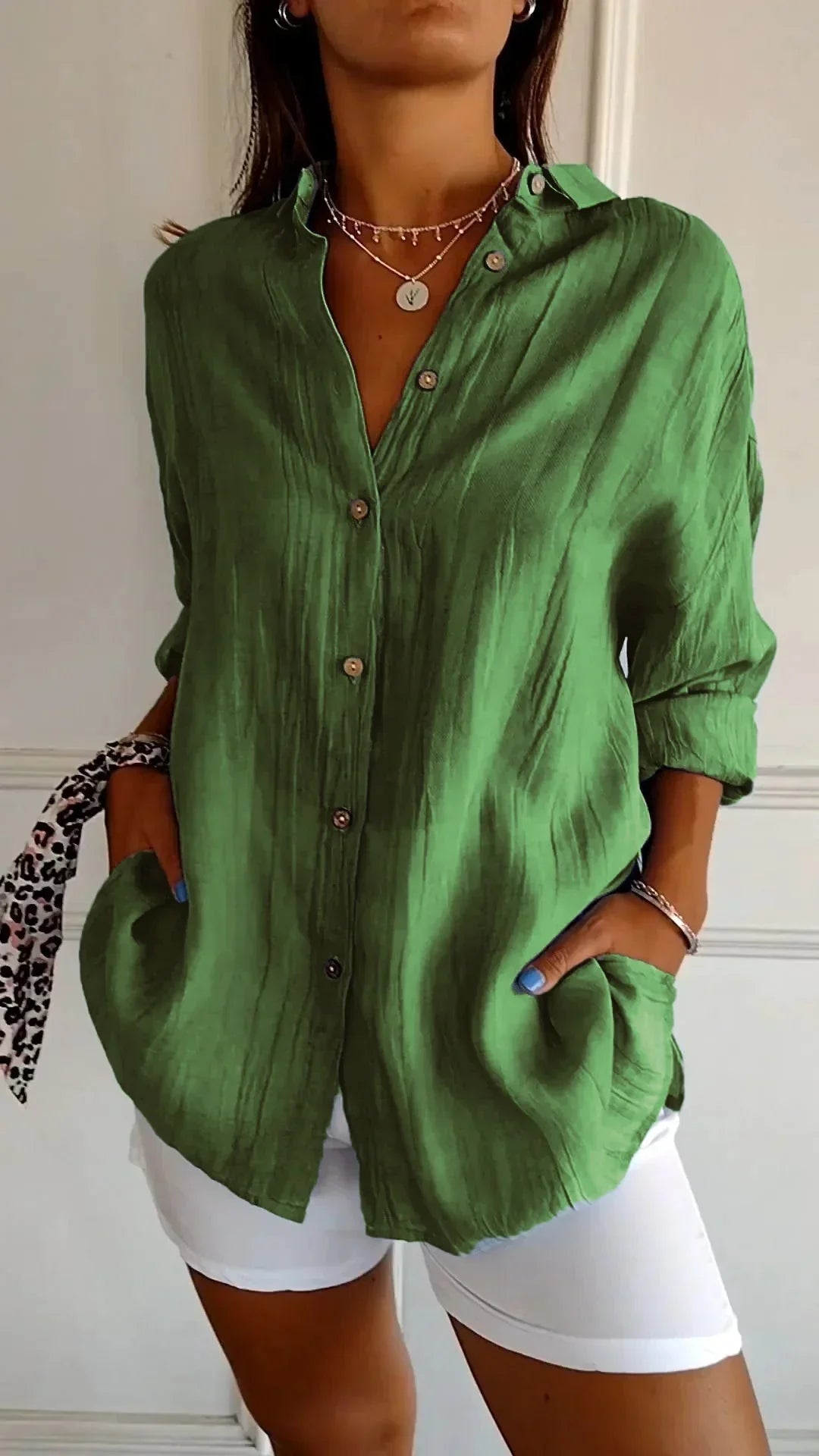 https://cdn.shopify.com/s/files/1/0646/2626/2284/files/Asella-_Elegantes_Shirt_mit_Faltenfrisur_Gr_n.webp?v=1740786717