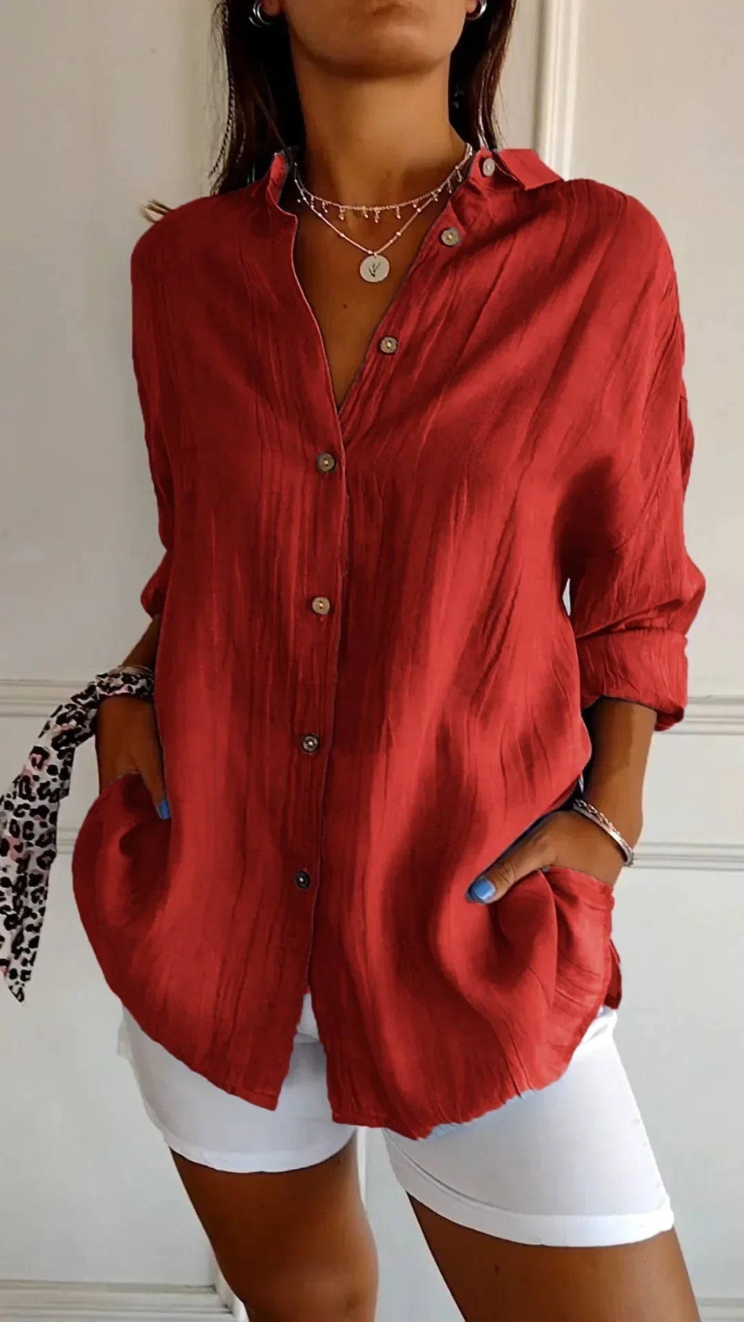 https://cdn.shopify.com/s/files/1/0646/2626/2284/files/Asella-_Elegantes_Shirt_mit_Faltenfrisur_Rot.webp?v=1740786732