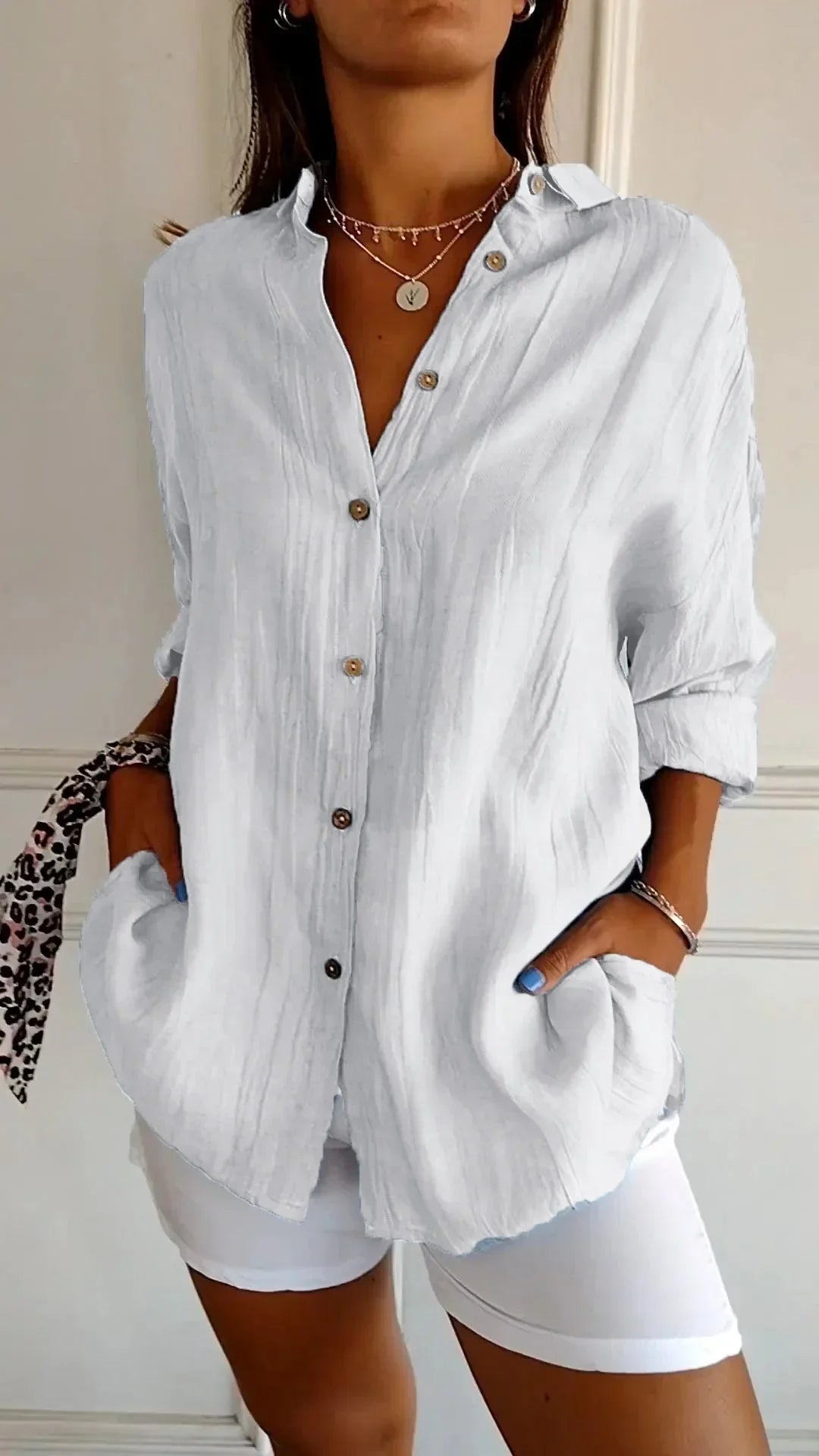 https://cdn.shopify.com/s/files/1/0646/2626/2284/files/Asella-_Elegantes_Shirt_mit_Faltenfrisur_Wei.webp?v=1740786661