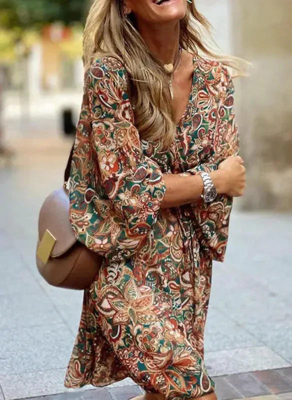 https://cdn.shopify.com/s/files/1/0646/2626/2284/files/Bella-buntes-Sommerkleid-mit-V-Ausschnitt-Leyna-Moda.webp?v=1740484388
