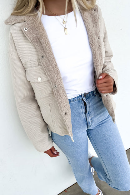 Delphine-Elegante beigefarbene Damenjacke mit Knopfverschluss