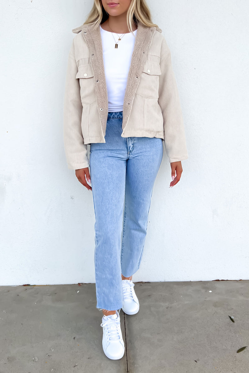 Delphine-Elegante beigefarbene Damenjacke mit Knopfverschluss