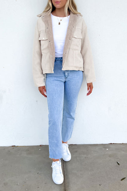 Delphine-Elegante beigefarbene Damenjacke mit Knopfverschluss