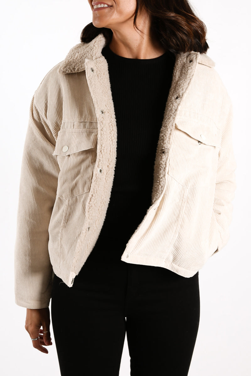 Delphine-Elegante beigefarbene Damenjacke mit Knopfverschluss