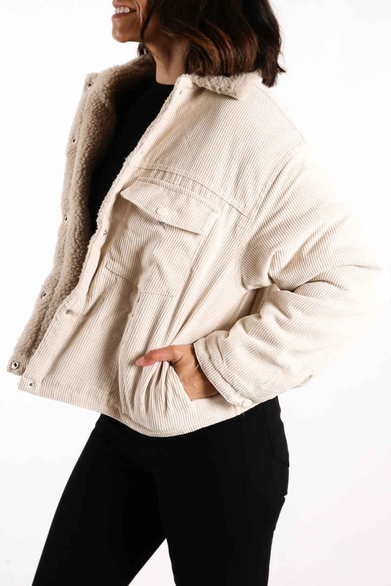 Delphine-Elegante beigefarbene Damenjacke mit Knopfverschluss
