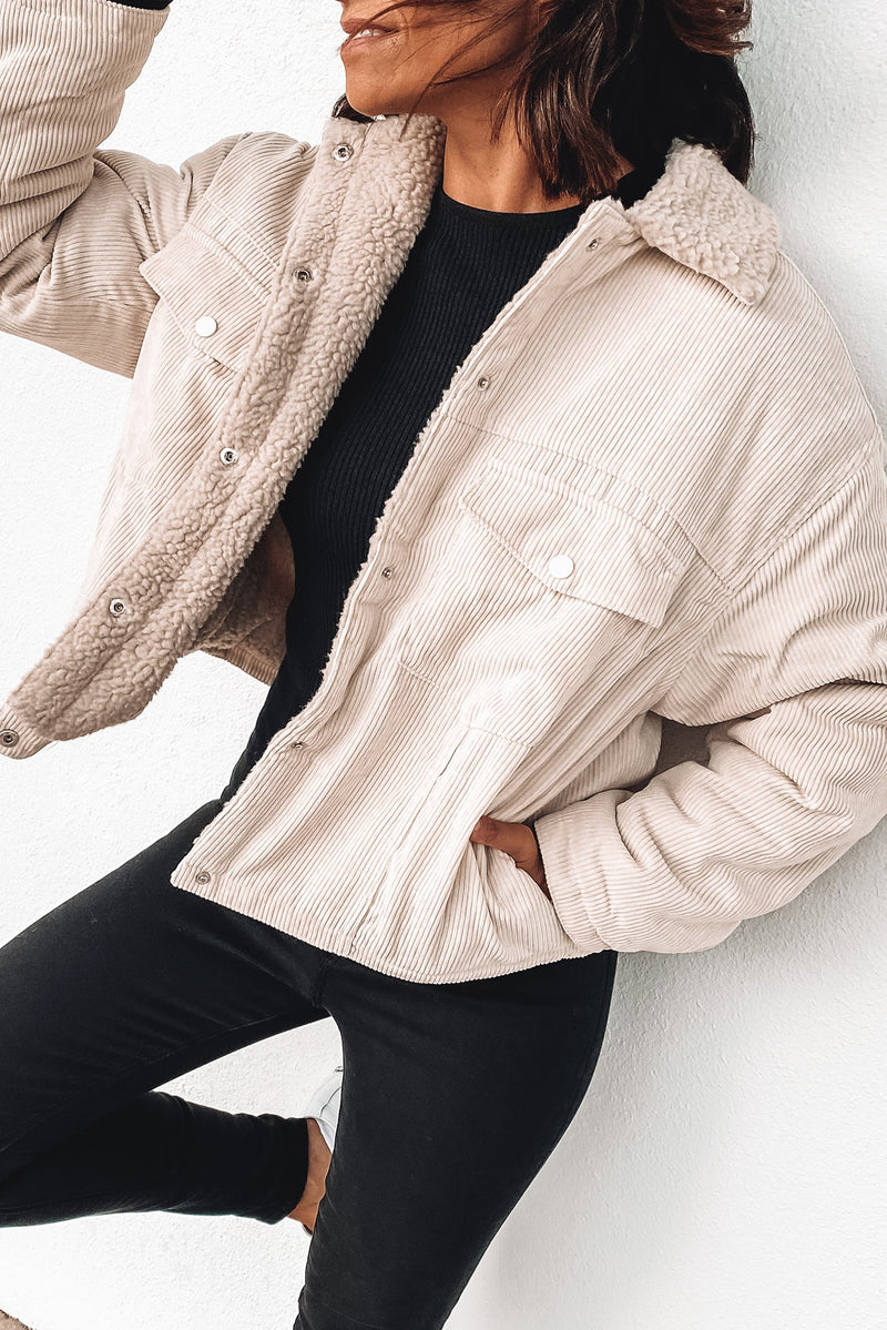 https://cdn.shopify.com/s/files/1/0646/2626/2284/files/Delphine-Elegante_beigefarbene_Damenjacke_mit_Knopfverschluss_Beige_2.jpg?v=1738919221