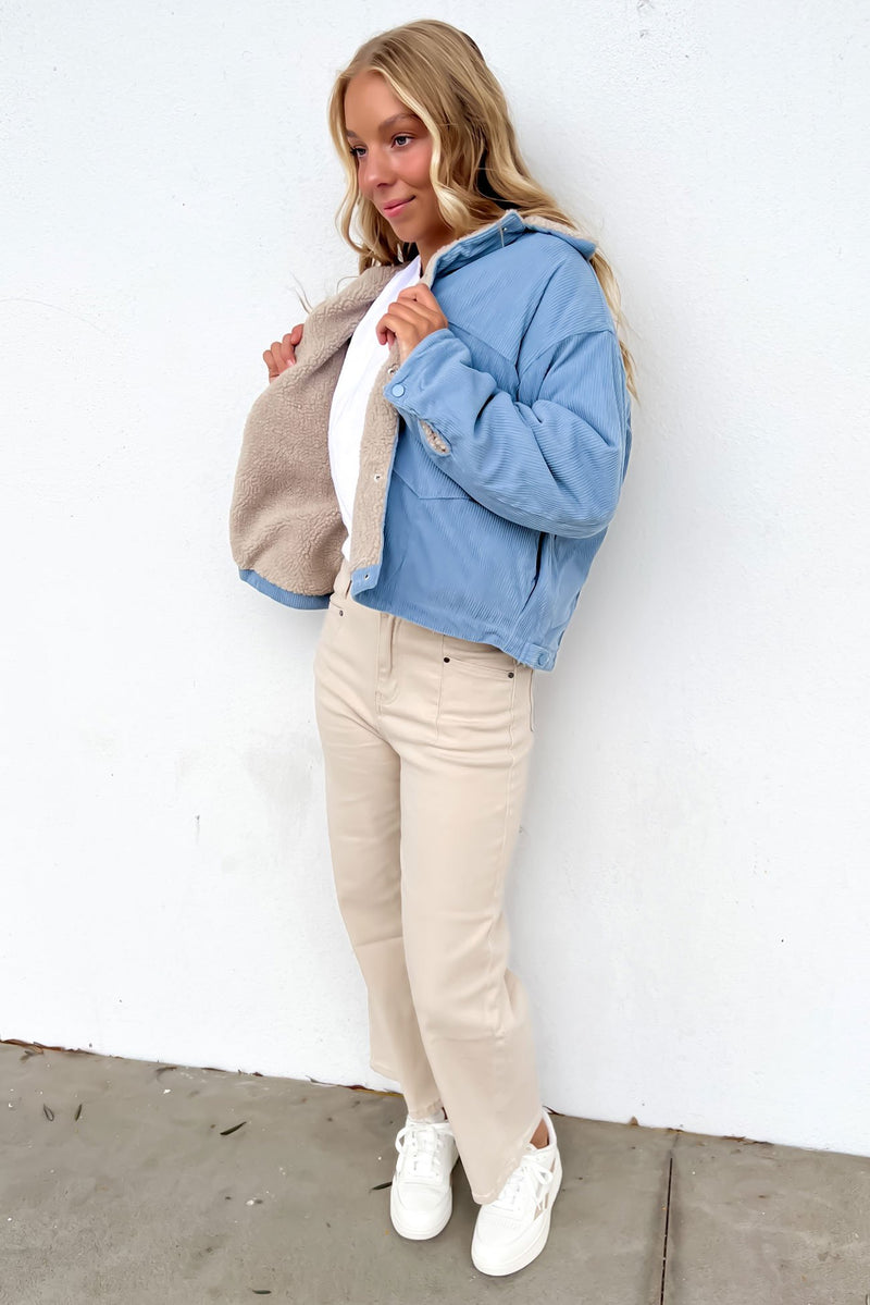Delphine-Elegante beigefarbene Damenjacke mit Knopfverschluss