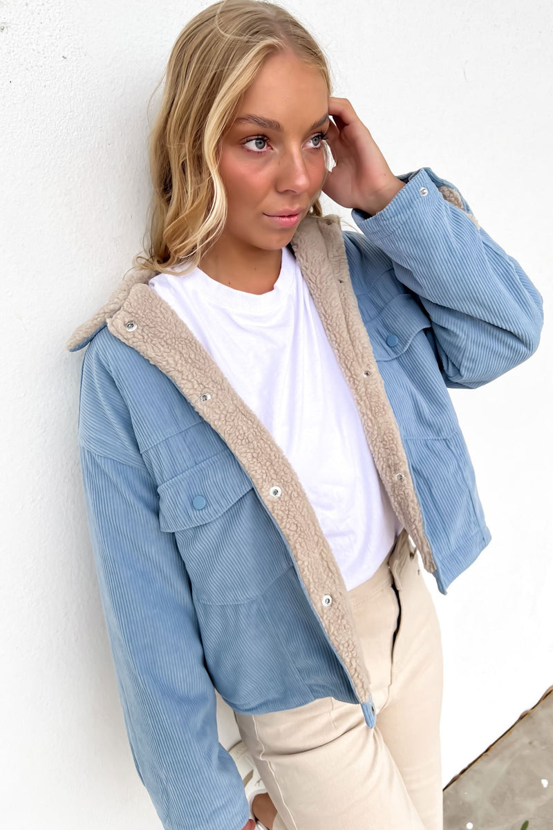 Delphine-Elegante beigefarbene Damenjacke mit Knopfverschluss