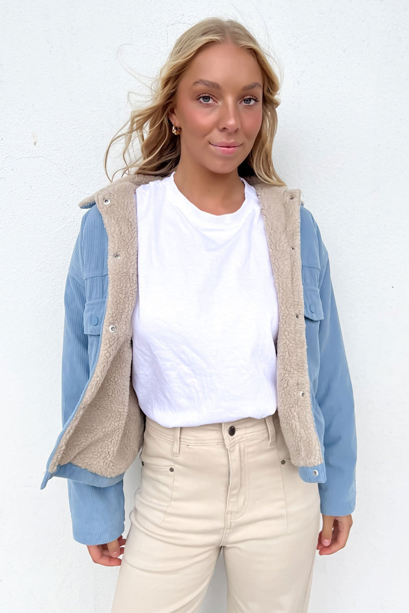 Delphine-Elegante beigefarbene Damenjacke mit Knopfverschluss