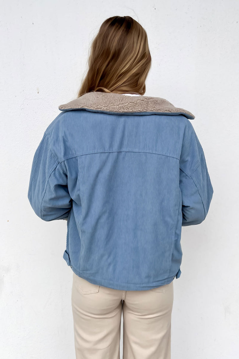 Delphine-Elegante beigefarbene Damenjacke mit Knopfverschluss