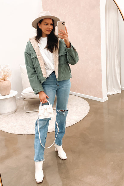 https://cdn.shopify.com/s/files/1/0646/2626/2284/files/Delphine-Elegante_beigefarbene_Damenjacke_mit_Knopfverschluss_Gr_n.jpg?v=1738919060