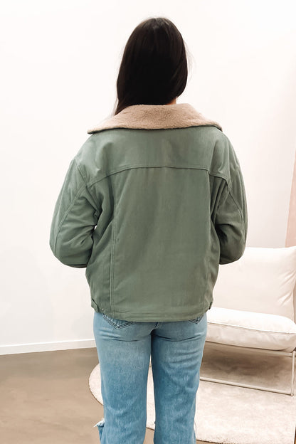 Delphine-Elegante beigefarbene Damenjacke mit Knopfverschluss