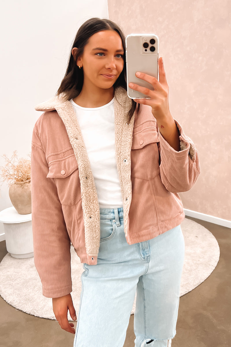 https://cdn.shopify.com/s/files/1/0646/2626/2284/files/Delphine-Elegante_beigefarbene_Damenjacke_mit_Knopfverschluss_Rose.jpg?v=1738919026