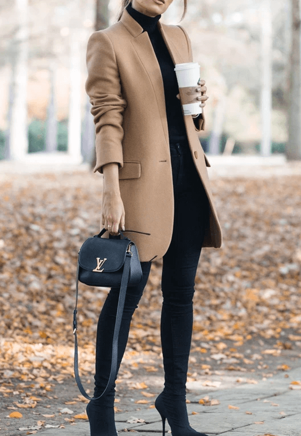 https://cdn.shopify.com/s/files/1/0646/2626/2284/files/Emanuela-Mantel_mit_Stehkragen_Minimalistisch_Elegantes_Uni-Design_Khaki.png?v=1738985963