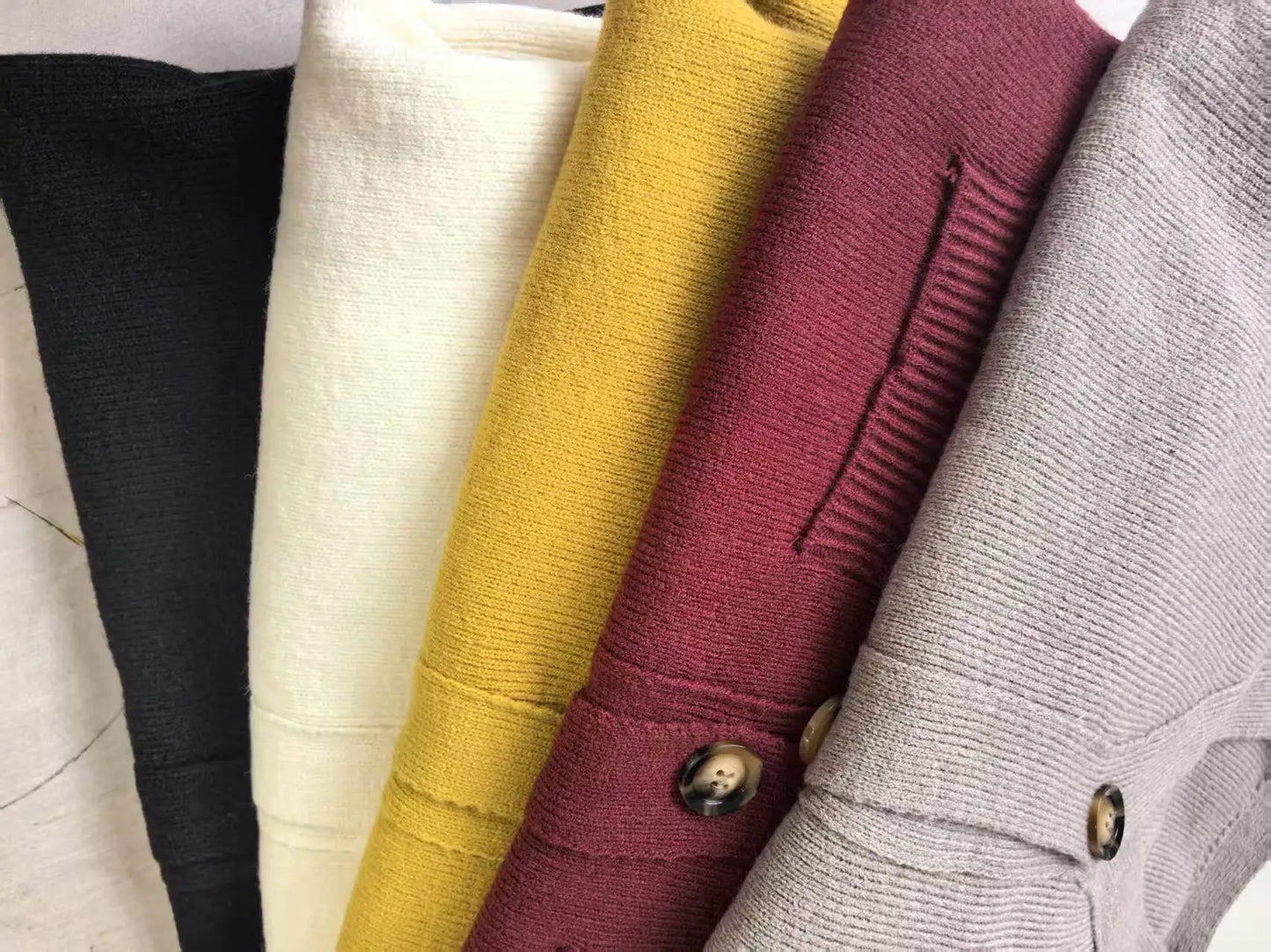 Doris | Damen Kurzstrickjacke mit V-Ausschnitt & Knopfleiste