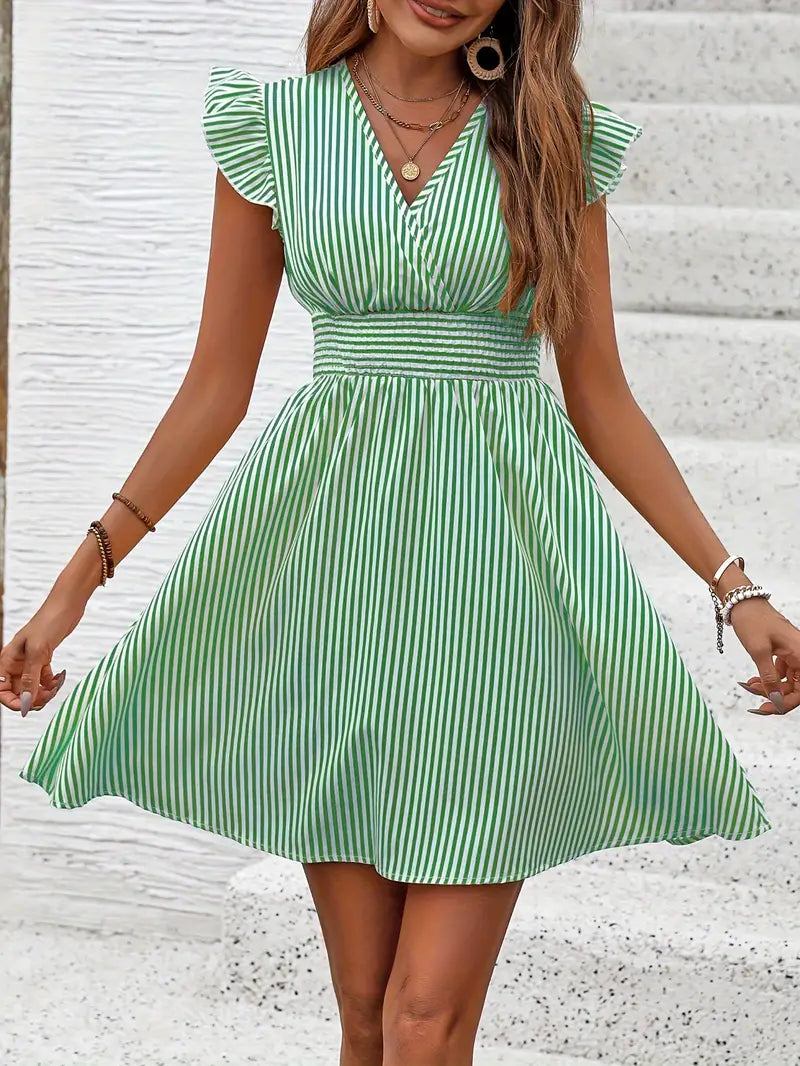 https://cdn.shopify.com/s/files/1/0646/2626/2284/files/Yelena-_Gestreiftes_Kleid_mit_gerafftem_Halsausschnitt_und_geraffter_Taille_Gr_n.webp?v=1740747677