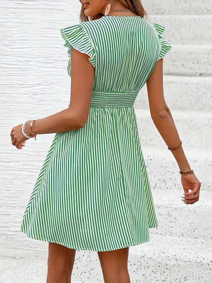 Yelena- Gestreiftes Kleid mit gerafftem Halsausschnitt und geraffter Taille