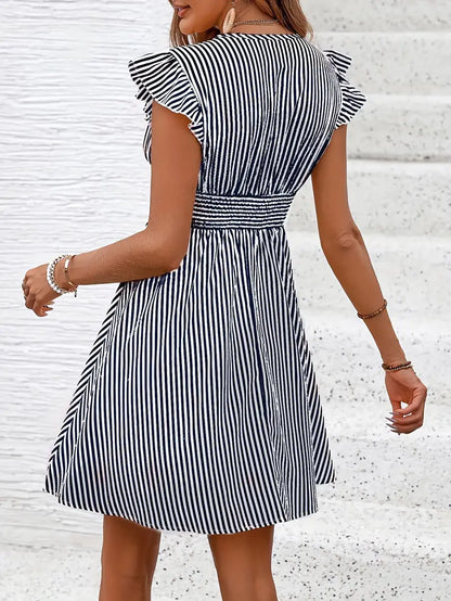Yelena- Gestreiftes Kleid mit gerafftem Halsausschnitt und geraffter Taille