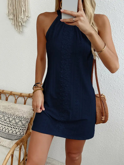 https://cdn.shopify.com/s/files/1/0646/2626/2284/files/Yeva-_Stijlvolle_zwarte_halterjurk_Marineblau.webp?v=1740748824