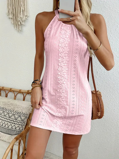 https://cdn.shopify.com/s/files/1/0646/2626/2284/files/Yeva-_Stijlvolle_zwarte_halterjurk_Rosa.webp?v=1740748773