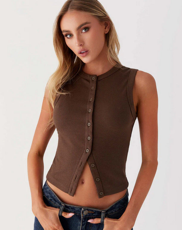 https://cdn.shopify.com/s/files/1/0646/2626/2284/files/Yvoon-_rmelloses_Oberteil_mit_Knopfleiste_Braun.jpg?v=1740751817