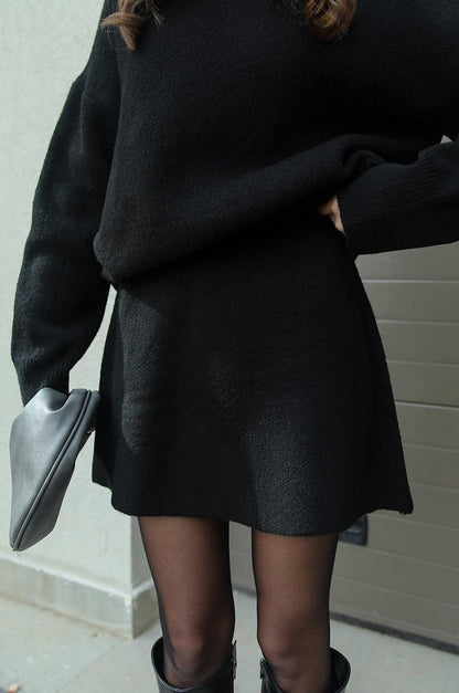 https://cdn.shopify.com/s/files/1/0646/2626/2284/files/siyah-nadia-etek-kazak-takim--9159_bd0b7c05-fc20-47f7-8a98-76f6ca8fa49c.jpg?v=1732967414